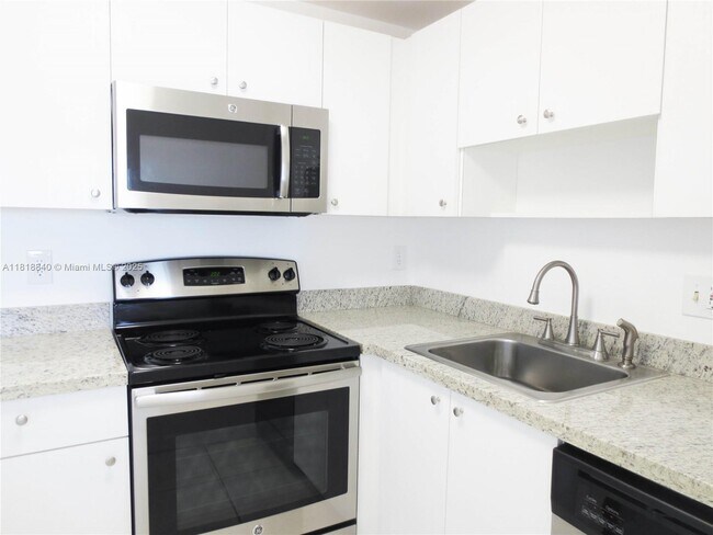 Building Photo - 4164 Inverrary Dr