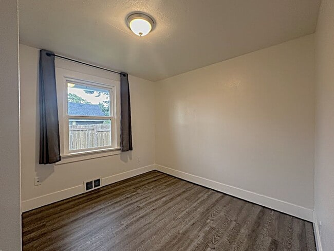 Building Photo - Cozy Meets Chic – 2BR Home with Outdoor Bliss!