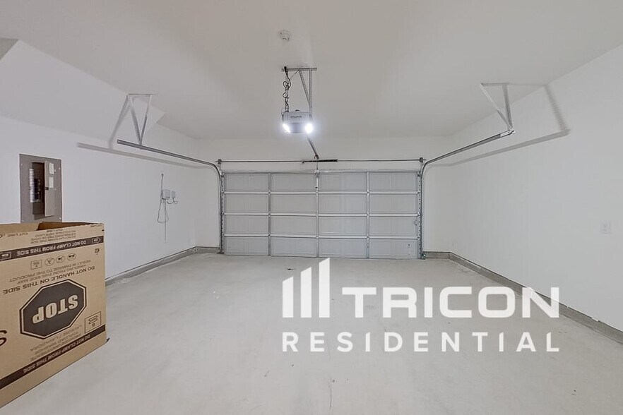 Building Photo - 2410 Carlow Ln