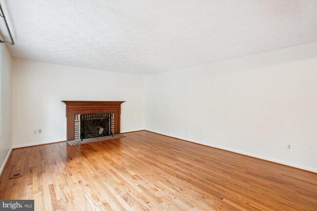 Building Photo - 10641 John Ayres Dr