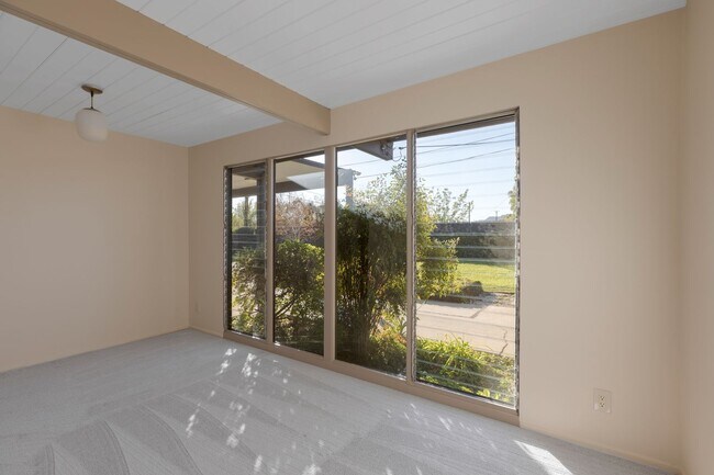 Building Photo - 10347 Cozycroft Ave