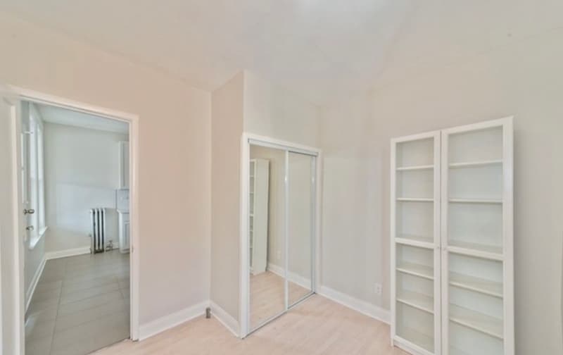 Building Photo - 4143 N McVicker Ave