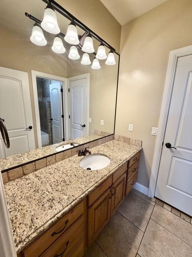 Building Photo - Beautiful 4 bed 2.5 bath Home!