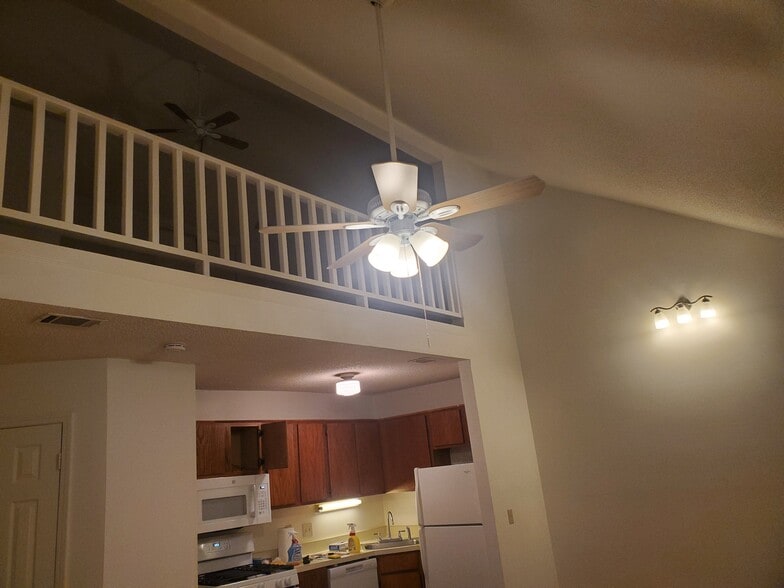 Building Photo - 9005 Stoneleigh Trce