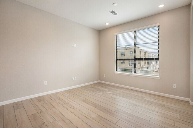 Building Photo - Beautiful 2 Bed 2 1/2 Townhome in Virginia Village