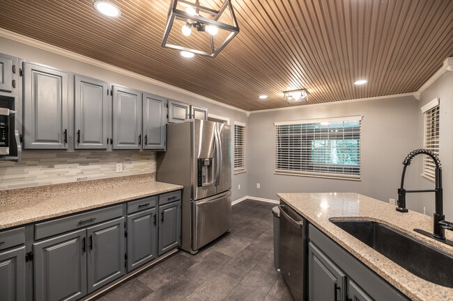 Building Photo - 5516 Oakside Dr