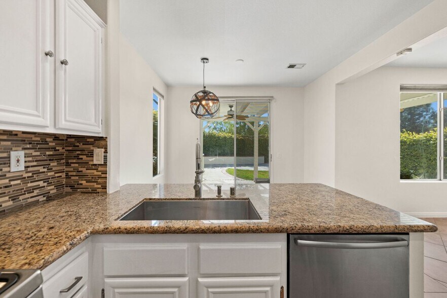 Building Photo - 27815 Sunflower Ct