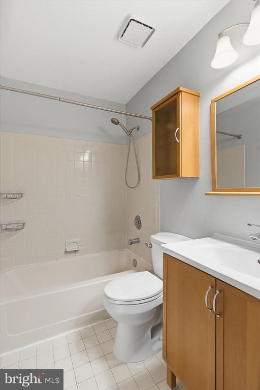 Building Photo - 60 Hampshire Dr