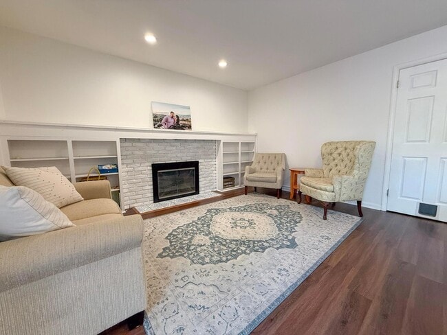 Building Photo - 3084 Sawyer Dr