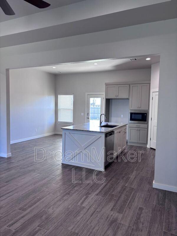 Building Photo - 900 Apple Blossom Wy