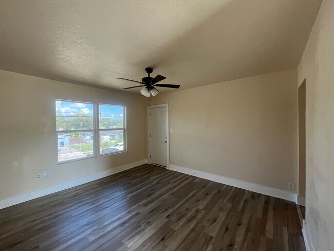 Building Photo - South Side Two Bedroom One Bath with Elect...