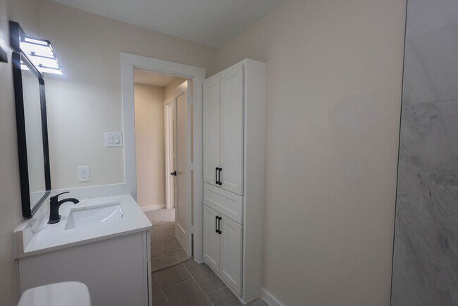 Building Photo - 708 Staitti St