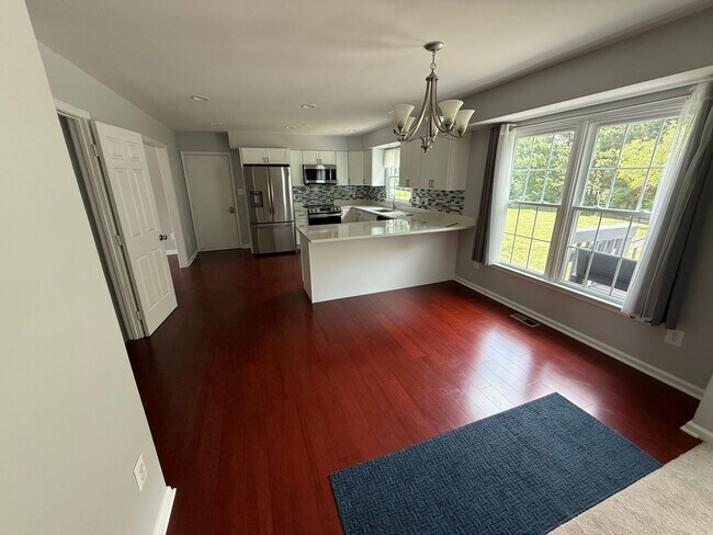 Building Photo - Gorgeous 5 Bed 3.5 Bath Single Family Home...
