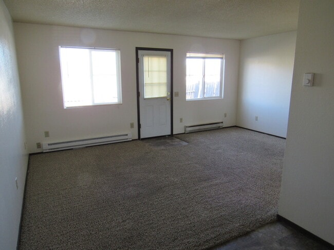 Building Photo - 3 Bdrm Townhome-West Side!