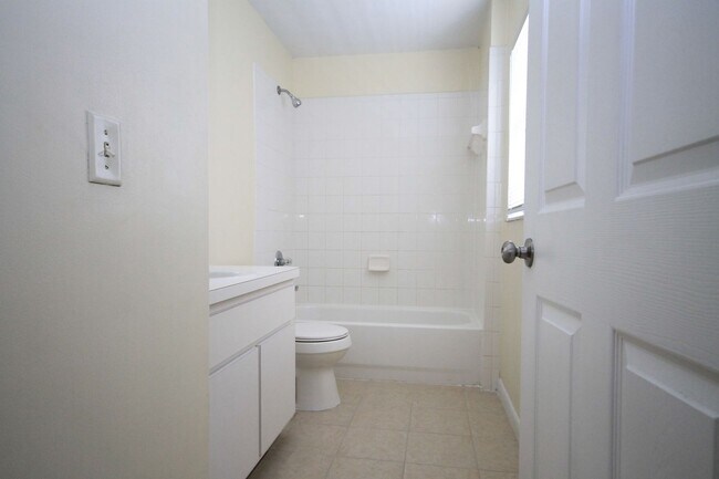 Building Photo - Lovely 3 bd/2 ba home in Summerfield!