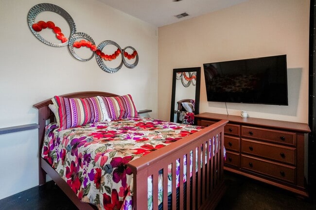 Building Photo - Fully Furnished 2-Level Condo for Traveling Nurses | 1,549 Sq Ft | Private Parking | Shared Living