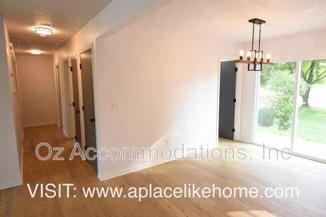 Building Photo - 14121 S Cottonwood Dr