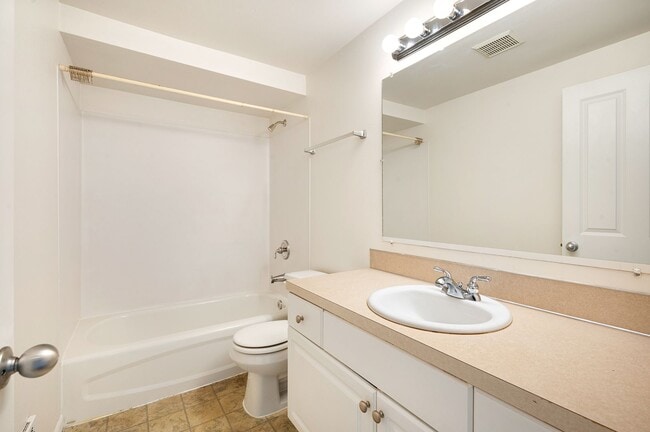 Building Photo - Bright and Spacious 3 bedroom townhouse in...