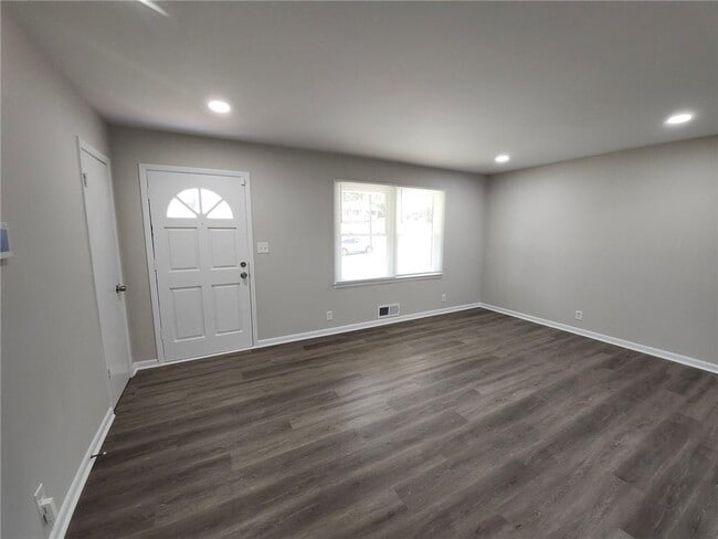 Building Photo - 5370 Longmeadow Ln