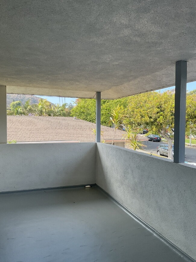 Building Photo - "Charming 2-Bed Oasis in Ventura – Cozy 90...