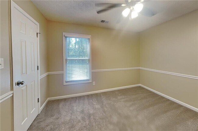 Building Photo - 211 Mill Pointe Dr