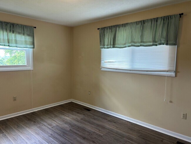 Building Photo - 4 Bedroom / 3 Bath One Level Home Kingsport TN