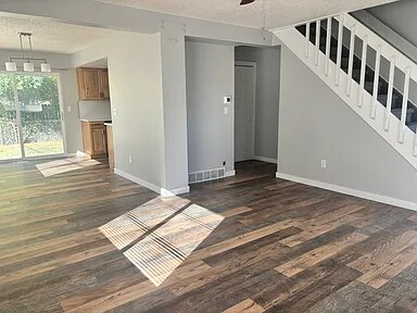 Building Photo - 4725 Nelson St