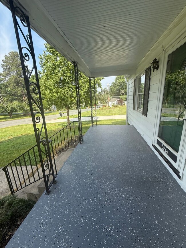 Building Photo - Three bedroom, 1 bath house in Graham