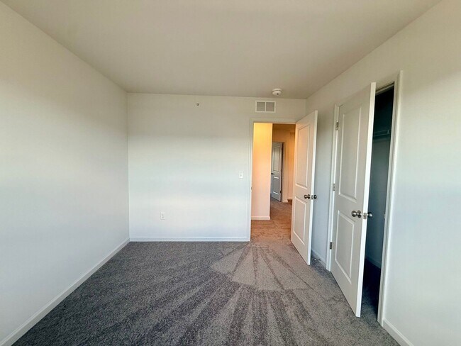 Building Photo - 45 N Conifer Dr