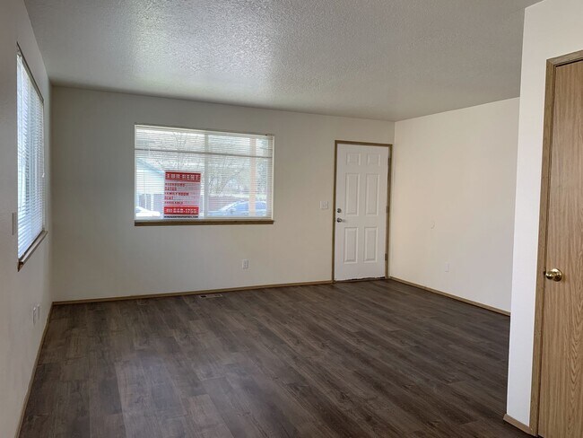 Building Photo - 3 bedroom, 2 1/2 bath home in quiet Scappoose neighborhood near parks