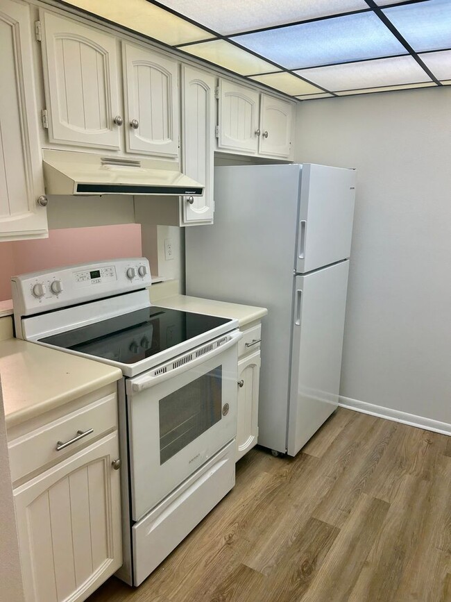 Building Photo - **$500 Move in Special** NEW LOW PRICE Spacious 1 bed/one bath in Aurora