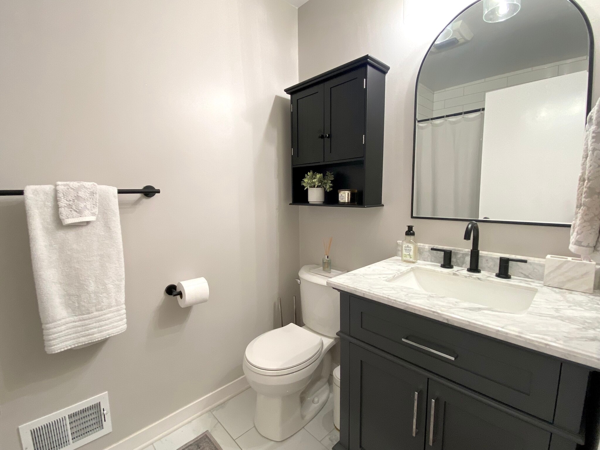 Building Photo - 9811 Rich Rd