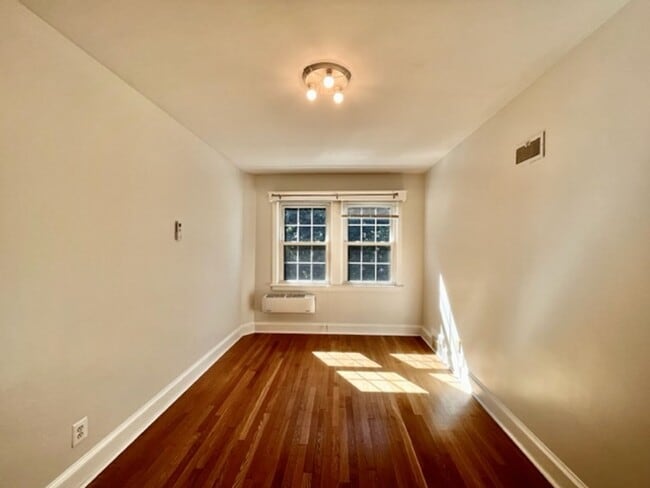 Building Photo - Great 4 BR 3 BA townhouse in great quiet s...