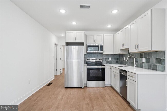 Building Photo - 2534 S 61st St