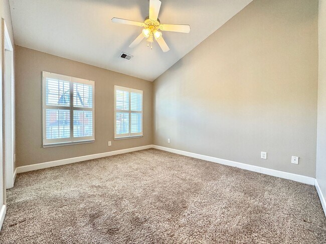 Building Photo - 3 Bed, 2.5 Bath Townhome w/ 2 Car Garage