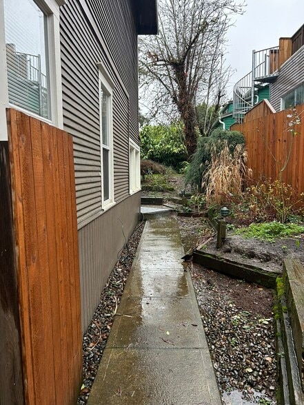 Building Photo - 3440 SW Falcon St