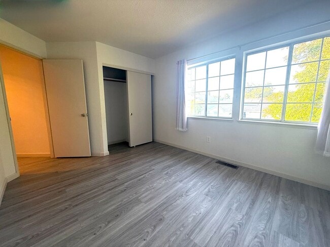 Building Photo - Beautiful 2 Story 4 Bedroom 2.5 Bath Home ...