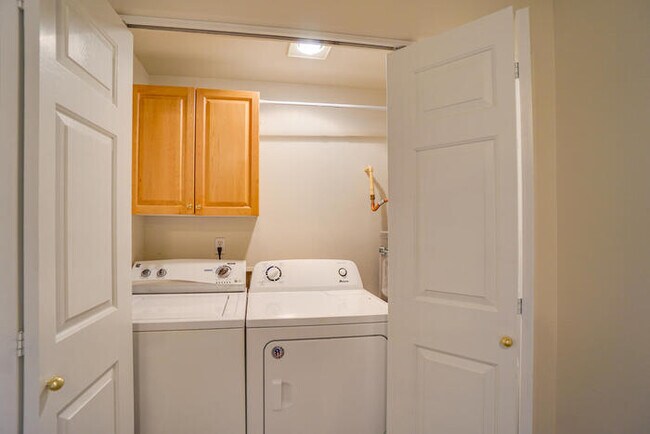 Building Photo - THREE BEDROOM TOWNHOME WITH GARAGE ACROSS FROM SHOPPING AND DINING