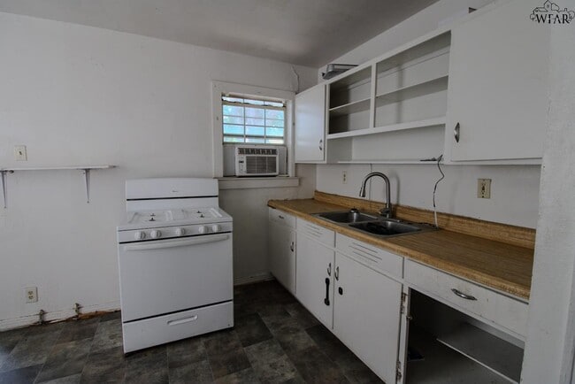 Building Photo - 1640 Hawes Ave