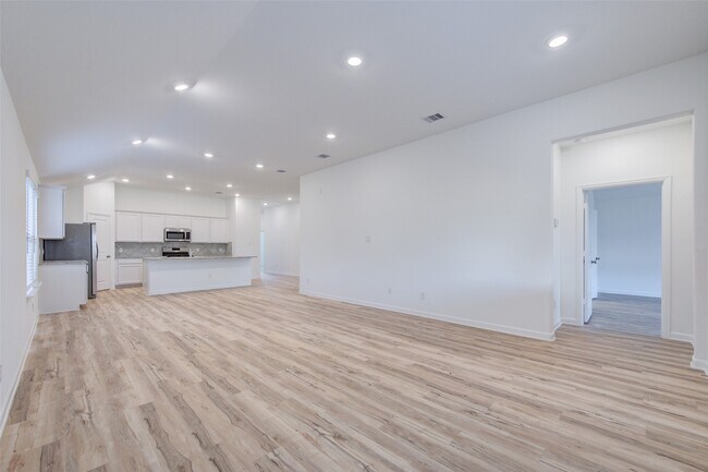 Building Photo - 3330 Meadknoll Ln