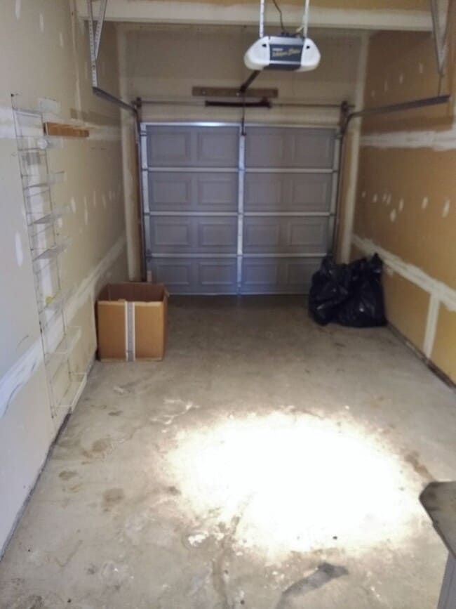 Building Photo - 3 Bed / 2-1/2 Bath Single Family Home w/1-Car garage