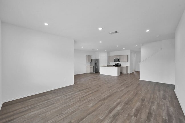 Building Photo - Never lived in 4 bed 3 bath with water views