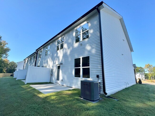 Building Photo - MOVE IN READY -3 Bed, 2.5 Bath 1 car garag...