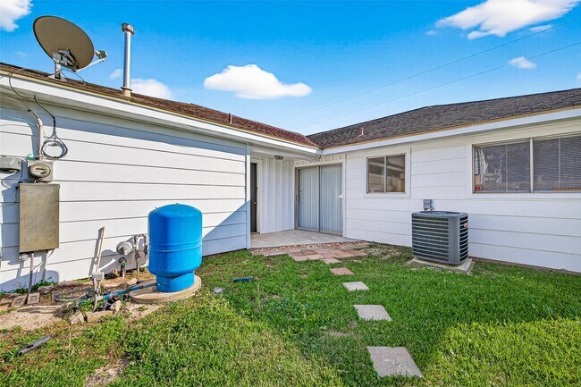 Building Photo - 10503 Ladino Rd