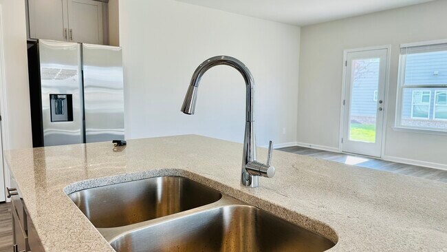 Building Photo - 690 Gabby Pt SW