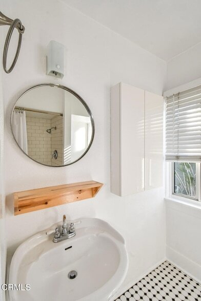 Building Photo - 5259 Aldama St