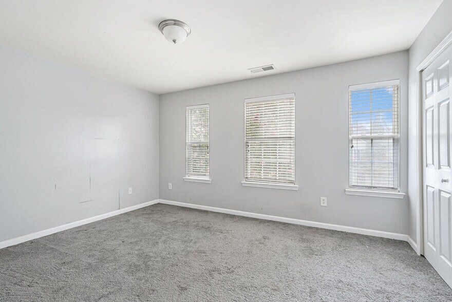 Building Photo - 703 Crestwell Cir SW