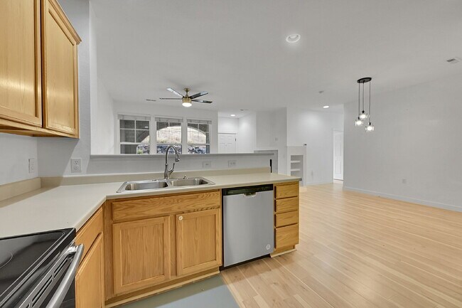 Building Photo - $2,350 - 2 Bed, 2 Bath Condo in Aurora wit...