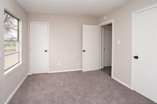 Building Photo - 805 Horncastle St