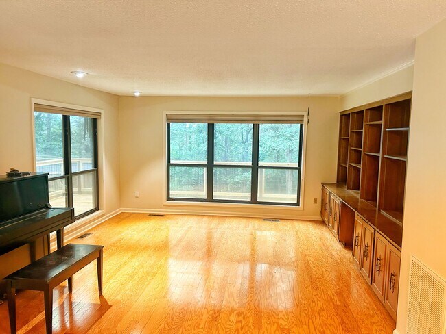 Building Photo - Five bedroom home on one acre of land loca...